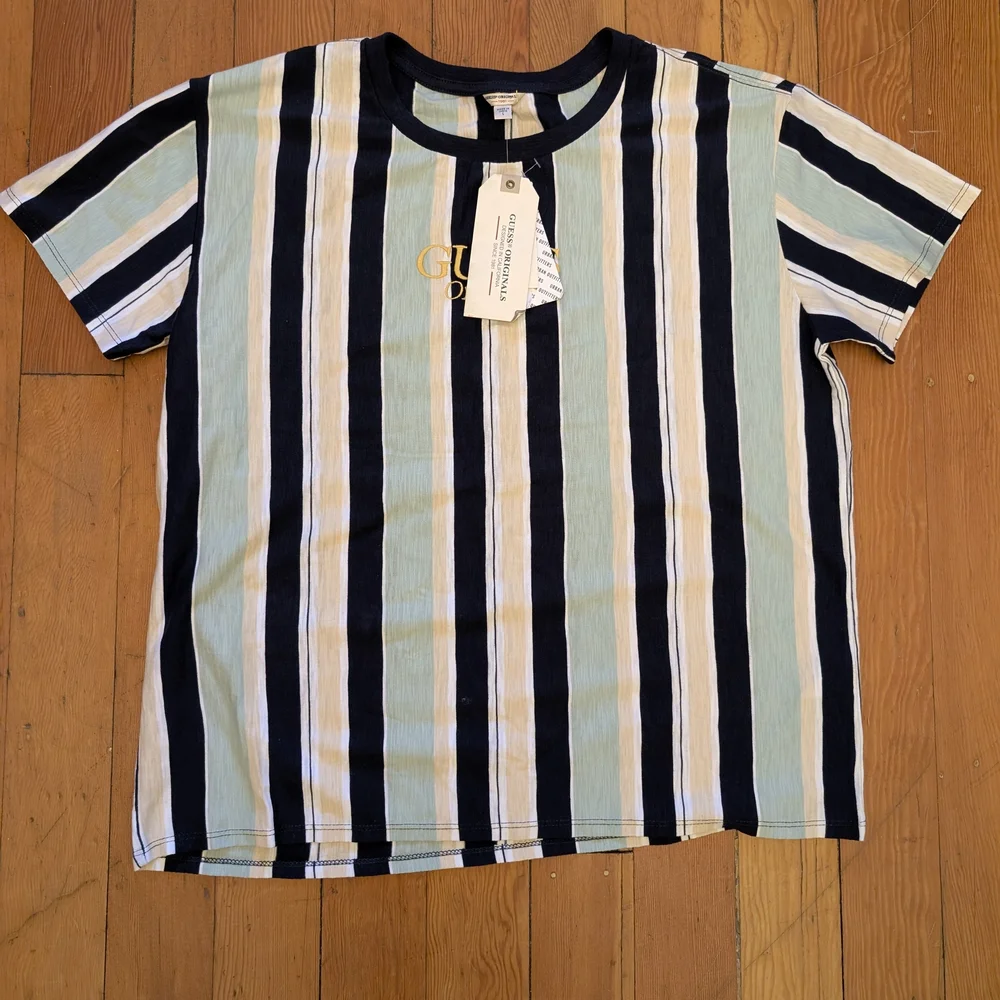 NWT Guess Women's Tee Blue White Vertical Striped Embroidered Logo Size Large - Picture 9 of 10